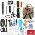 Detail van de outdoor survival kit met multitool tang, zaklamp en eerste hulp benodigdheden. - CP Camouflage Set