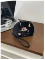 Schwarze Samt-Handgelenktasche mit zartem besticktem Blumenmuster und praktischer Handschlaufe - Schwarz