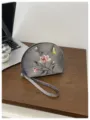 Graue Samt-Handgelenktasche mit elegantem Blumen- und Schmetterlings-Stickdesign. - Grau