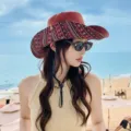 Vue détaillée du chapeau de soleil à imprimé tribal ethnique et large bord sur la plage. - Rouge Extérieur Ethnique