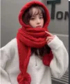 Roter gestrickter Kapuzenschal Set, warme Mütze Schal mit Bommel, stylischer Winterbegleiter. - Drei-Ball Schal Mütze / Rot