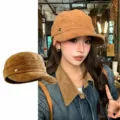 Gorra plana retro de ante para mujer, boina vintage elegante con visera corta y estilo. - Sombrero de Montar con Insignia Redonda / Caqui