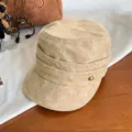 Gorra militar plana de lino retro caqui sombrero de sol versátil para mujeres - Sombrero de Montar con Insignia Redonda / Beige