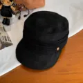 Retro sombrero plano negro mujer casual ante gorra militar visera elegante para diario - Sombrero de Montar con Insignia Redonda / Negro