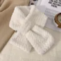 Gezellige witte pluche kruissjaal detail, zacht faux fur materiaal, warme winter nekwarmer. - Golvend Wit