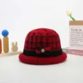 Winter warme gebreide wollen hoed voor oudere vrouwen, elegant rood-zwarte ruitdesign. - Wijnrood