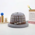 Dames dikke gebreide wol bekkendop winter warme geruite pet met kristallen strik decor. - Grijs