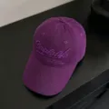 Lila bestickte Baseballkappe, stilvolle Retro Kappe, breite Krempe Sonnenschutz für Damen. - Lila