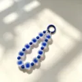 Primo piano dettaglio di ciondolo per telefono con perline blu accessorio chiave chic - Blu Zaffiro
