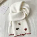 Witte gebreide wintersjaal voor vrouwen met schattige vlinderborduurwerk en rode rand. - Wit Vlinder Breisel