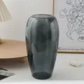 Détail d'un vase gris moderne et minimaliste, idéal pour la décoration intérieure et les fleurs. - Gris foncé