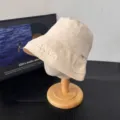 Vista detallada de un sombrero de pescador beige de estilo japonés con ala enrollada. - Beige
