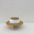 Vista detallada del elegante sombrero de paja de verano con cinta blanca de lunares. - M (56-58cm) / Caqui