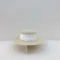 Sombrero de paja plano de estilo francés con elegante detalle de bufanda de lunares blancos. - M (56-58cm) / Beige