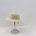 Elegante sombrero de paja beige para mujer, fedora plano de verano para playa con detalle metálico. - M (56-58cm) / Beige