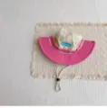 Detalle de sombrero de sol para exteriores, ala rosa y beige en contraste, barbiquejo ajustable. - M (56-58cm) / Rosa rojo