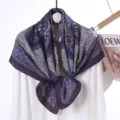 Elegante blauwgrijze fluwelen vierkante sjaal met prachtig paisley motief voor stijve dames. - Stijl 3