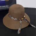 Sombrero de sol de paja marrón para mujer con bufanda geométrica y abalorios de madera. - M (56-58cm) / Estilo Cinta / Café