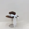 Vista detallada sombrero de paja mujer verano con cinta lazo a cuadros blancos, elegante sombrero sol. - M (56-58cm) / Café