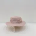 Vue détaillée du chapeau de paille rose à calotte plate, texture fine et ruban plissé. - M (56-58cm) / Rose