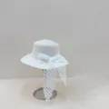 Vista detallada de sombrero de paja blanco de verano para mujer con lazo a cuadros. - M (56-58cm) / Blanco
