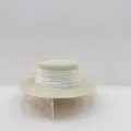 Vue de détail du chapeau de paille élégant avec une texture tissée fine et un ruban chic. - M (56-58cm) / Beige