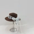 Vista detallada del sombrero de paja marrón con cinta de encaje y lazo grande. - M (56-58cm) / Sombrero de Paja de Perla de Encaje - Café