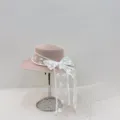 Primer plano del delicado ribete de encaje blanco y los detalles de perlas en el sombrero. - M (56-58cm) / Sombrero de Paja de Perla de Encaje - Rosa