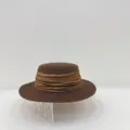 Vue de détail d'un élégant chapeau de paille marron à sommet plat avec ruban. - M (56-58cm) / Café