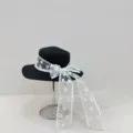 Sombrero de paja negro para mujer con elegante lazo de encaje blanco y detalles de perlas. - M (56-58cm) / Sombrero de Paja de Perla de Encaje - Negro