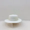 Vue détaillée du chapeau de paille d'été avec bande plissée et texture plate et chic. - M (56-58cm) / Blanc
