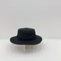 Gros plan d'un chapeau de paille noir élégant à calotte plate et ruban plissé chic. - M (56-58cm) / Noir