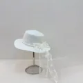 Détail du chapeau de paille d'été blanc avec dentelle, perles et nœud pour la plage. - M (56-58cm) / Chapeau de Paille Perle Dentelle - Blanc