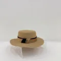 Vista detallada del sombrero de paja plano para mujer con elegante cinta decorativa. - M (56-58cm) / Sombrero de Paja Bloque de Color - Caqui