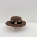 Vista detallada del sombrero de paja marrón con elegante cinta negra y caqui chic. - M (56-58cm) / Sombrero de Paja Bloque de Color - Café