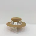 Plano detalle de un sombrero de paja plano vintage francés con elegante ribete de encaje. - M (56-58cm) / Sombrero de paja de encaje - Caqui