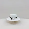 Sombrero de paja plano de mujer verano detalle, elegante sombrero blanco con cinta negra. - M (56-58cm) / Sombrero de Paja Bloque de Color - Blanco