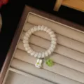 Dettaglio elastico per capelli a filo telefonico con coniglietto bianco e ciondolo trifoglio. - Filo di Telefono Coniglio Verde Floreale
