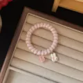 Dettaglio elastico capelli filo telefono rosa con graziosi ciondoli coniglio e trifoglio. - Filo di Telefono Coniglio Rosa Floreale