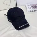 Gorra de béisbol negra bordada con efecto desgastado y texto en inglés vista en detalle. - M (56-58cm) / Borde Letra Rota - Negro
