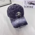 Vista detallada de gorra de béisbol con efecto teñido anudado y bordado frontal. - L (58-60cm) / Gris