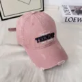 Primer plano de gorra de béisbol rosa vintage, algodón lavado con detalles de bordado. - M / Rosa