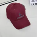 Detalle del bordado frontal de una gorra de béisbol burdeos con el logotipo de la letra B. - L (58-60cm) / Rojo Vino