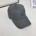 Vista detallada de la gorra de béisbol gris oscuro bordada con ala ancha y diseño elegante. - L (58-60cm) / Gris