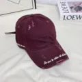 Casquette de baseball bordeaux usée avec broderie élégante, dessus souple et design respirant. - M (56-58cm) / Bord Lettre Trouée - Bordeaux