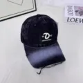 Vista detallada de gorra de béisbol negra efecto tie-dye con bordado y visera desgastada. - L (58-60cm) / Negro
