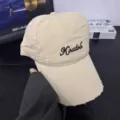 Vista detallada de una gorra de béisbol de algodón beige desgastado con bordado negro. - L (58-60cm) / Beige