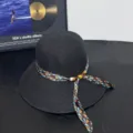 Vista detallada del sombrero de paja negro de mujer con cinta estampada y cuentas elegantes. - M (56-58cm) / Estilo Cinta / Negro