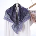 Paarse fluwelen vierkante sjaal met retro print, elegante damessjaal voor dagelijks gebruik. - Stijl 4