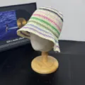Handgefertigter Stroh-Bucket-Hat mit bunten Streifen für Sonnenschutz im Frühling und Sommer. - M (56-58cm) / Creme
